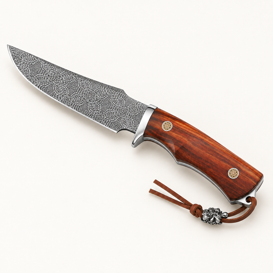 Senko Bowie – Turkniv med damaskusmønster – produktbilde fra skrå vinkel på varm, lys bakgrunn