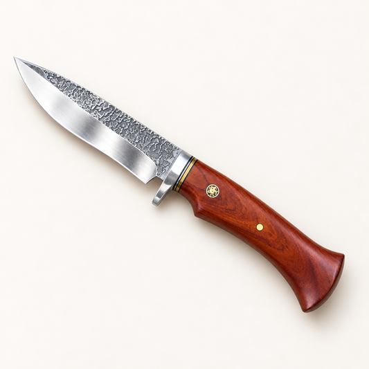 Senko Villmark – Turkniv med hamret blad og trehåndtak – produktbilde fra skrå vinkel på varm, lys bakgrunn