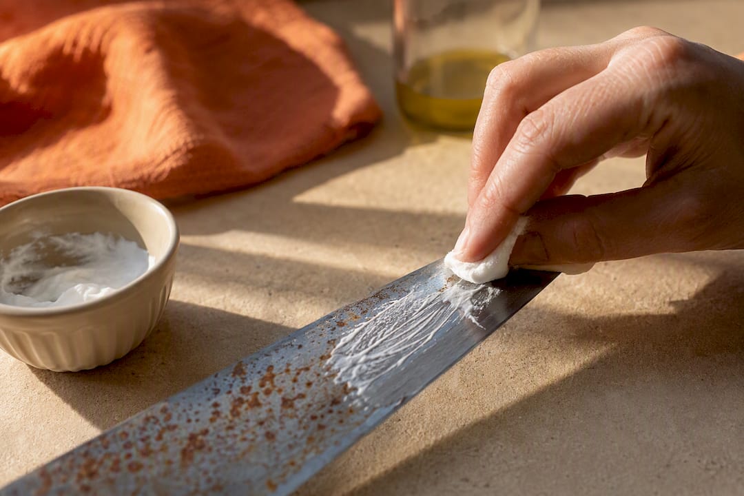 Natronpasta brukes på knivblader med rustflekker