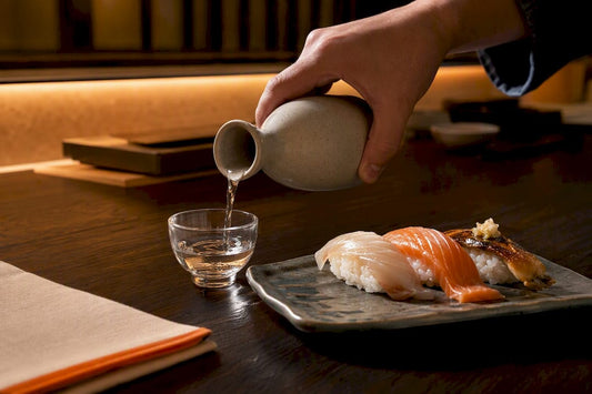 Sake og sushi i en moderne japansk sushibar