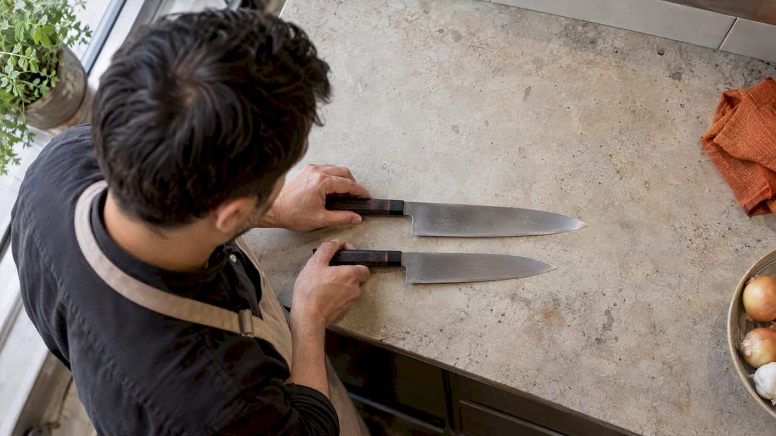 To gyuto-kniver med varierende bladstørrelser