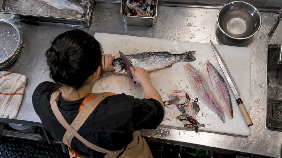 Deba- og yanagibakniver brukt til klargjøring av fisk