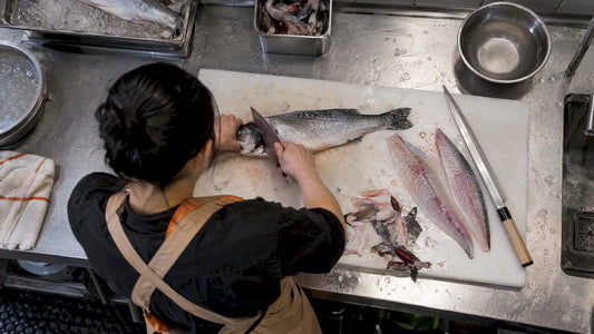 Deba- og yanagibakniver brukt til klargjøring av fisk