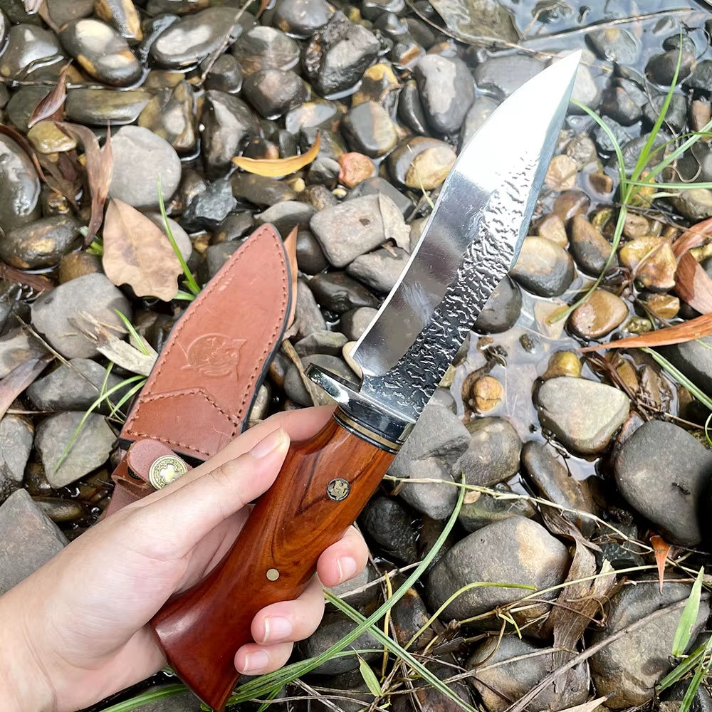 Senko turkniv vist i hånden med brun slire i bakgrunnen