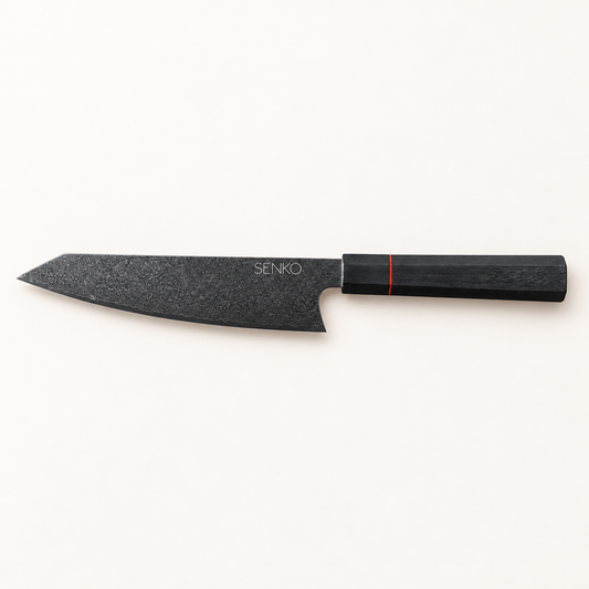 Eksklusiv 67-lags Damascus Kiritsuke – hele kniven på varm, lys bakgrunn