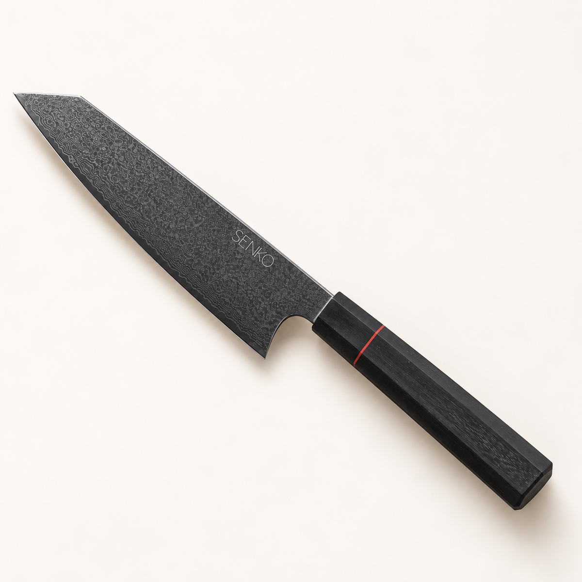 Eksklusiv 67-lags Damascus Kiritsuke – produktbilde fra skrå vinkel på varm, lys bakgrunn