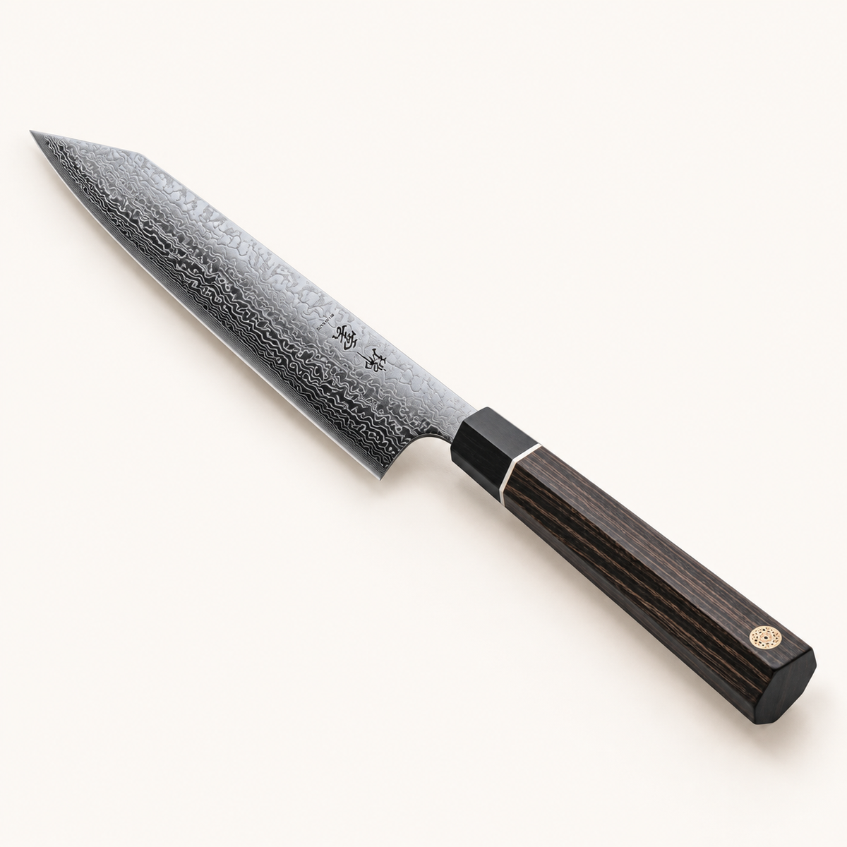 Kanetsugu Zuiun Kiritsuke – produktbilde fra skrå vinkel på varm, lys bakgrunn