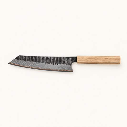 Kobber Damaskus Kiritsuke – hele kniven på varm, lys bakgrunn