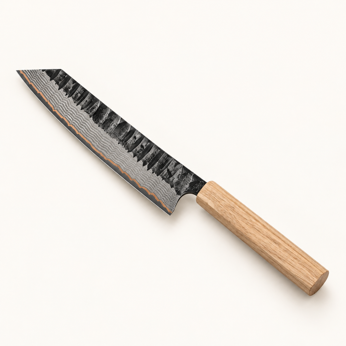 Kobber Damaskus Kiritsuke – produktbilde fra skrå vinkel på varm, lys bakgrunn