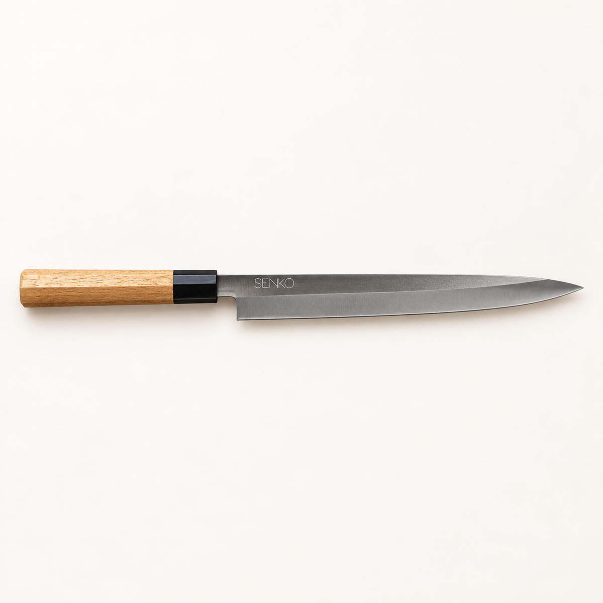 Sashimi-kniv – hele kniven på varm, lys bakgrunn