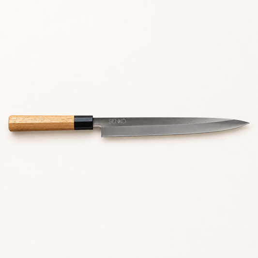 Sashimi-kniv – hele kniven på varm, lys bakgrunn