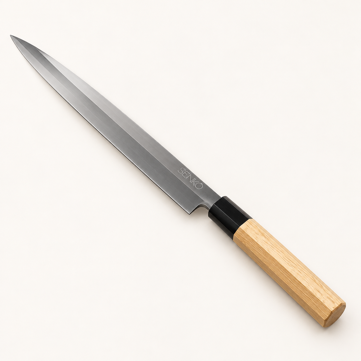 Sashimi-kniv – produktbilde fra skrå vinkel på varm, lys bakgrunn