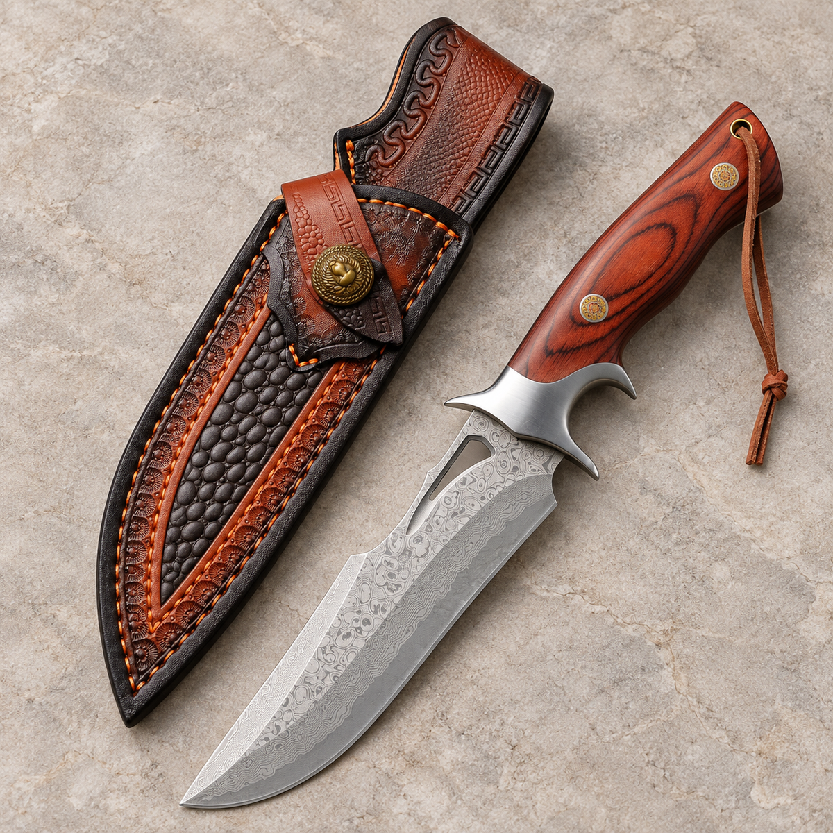 Senko Damaskus friluftkniv med rosewood-skaft og lærfutteral på lys steinbakgrunn