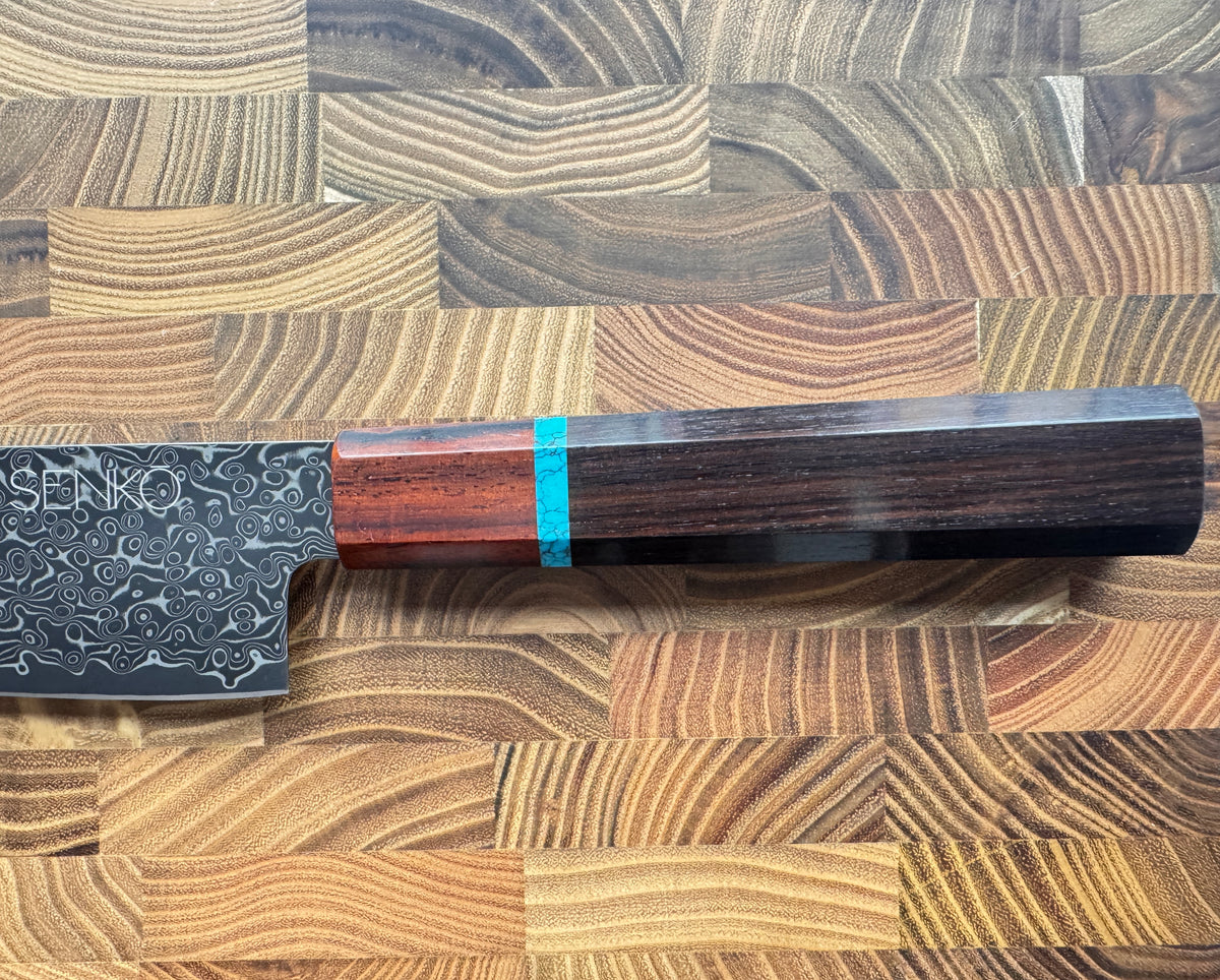 Nærbilde av håndtaket på SENKO Gyuto Damaskus