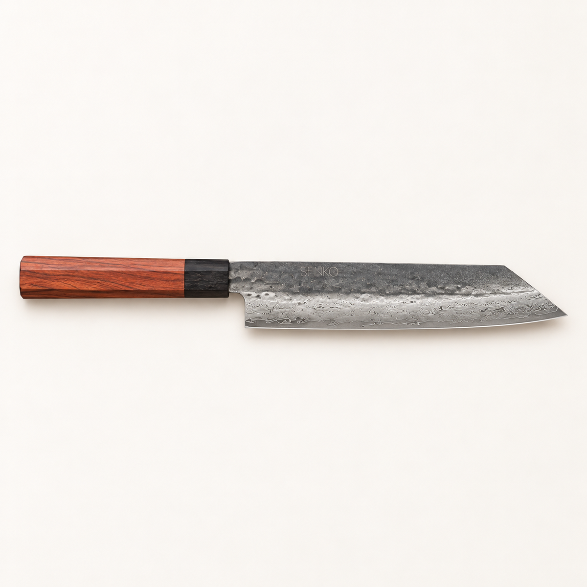Senko Damaskus Kiritsuke – hele kniven på varm, lys bakgrunn