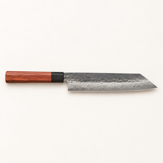 Senko Damaskus Kiritsuke – hele kniven på varm, lys bakgrunn