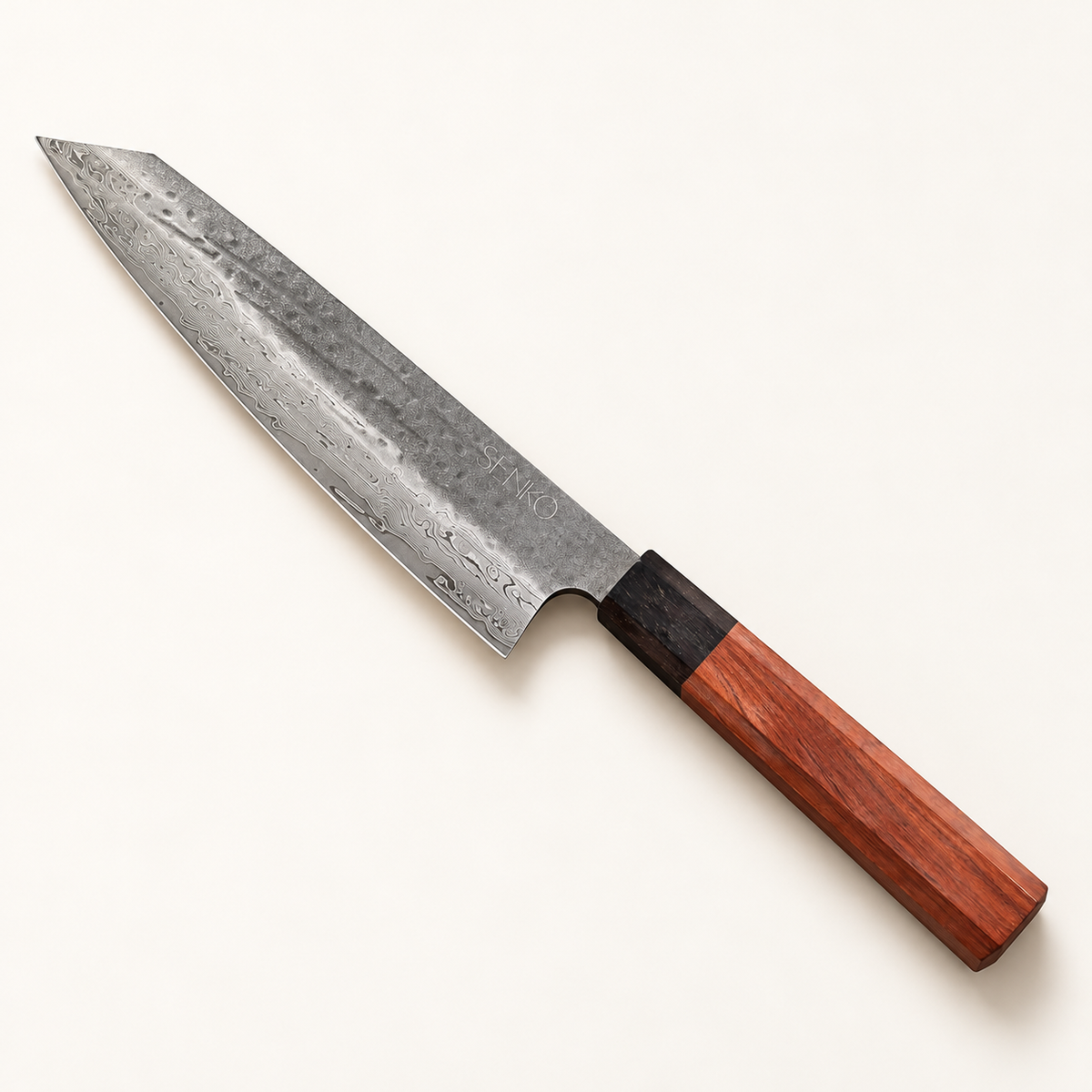 Senko Damaskus Kiritsuke – produktbilde fra skrå vinkel på varm, lys bakgrunn
