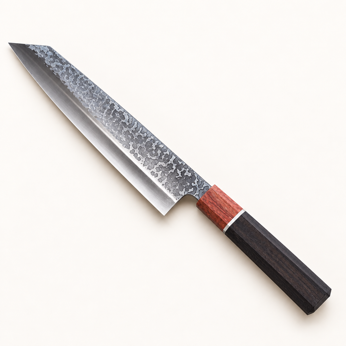 Senko Stainless Kiritsuke – produktbilde fra skrå vinkel på varm, lys bakgrunn