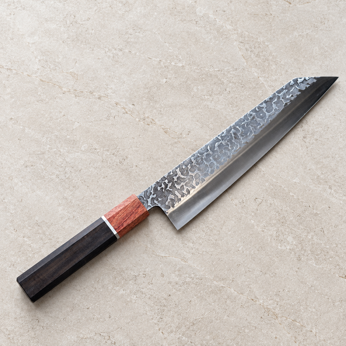 Senko Stainless Kiritsuke – rent produktbilde på lys steinbakgrunn