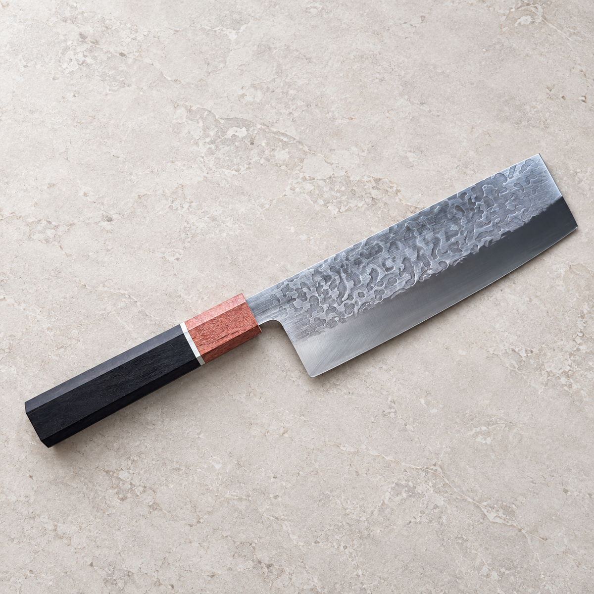 Senko Stainless Nakiri – rent produktbilde på lys steinbakgrunn