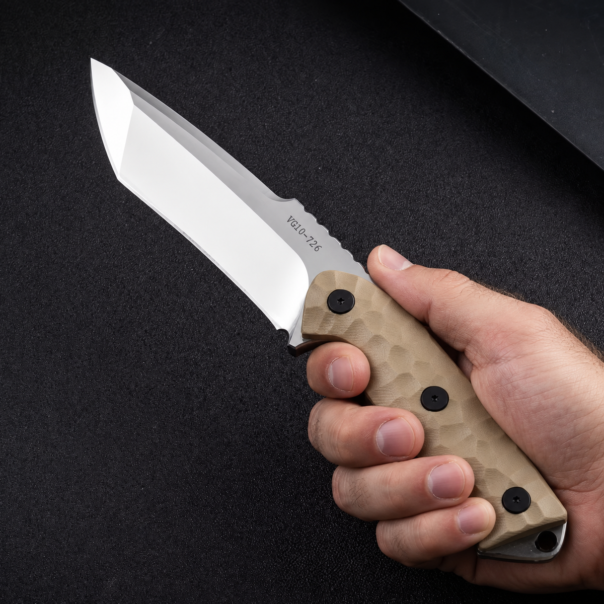 Turkniv 726 holdt i en voksen mannshånd