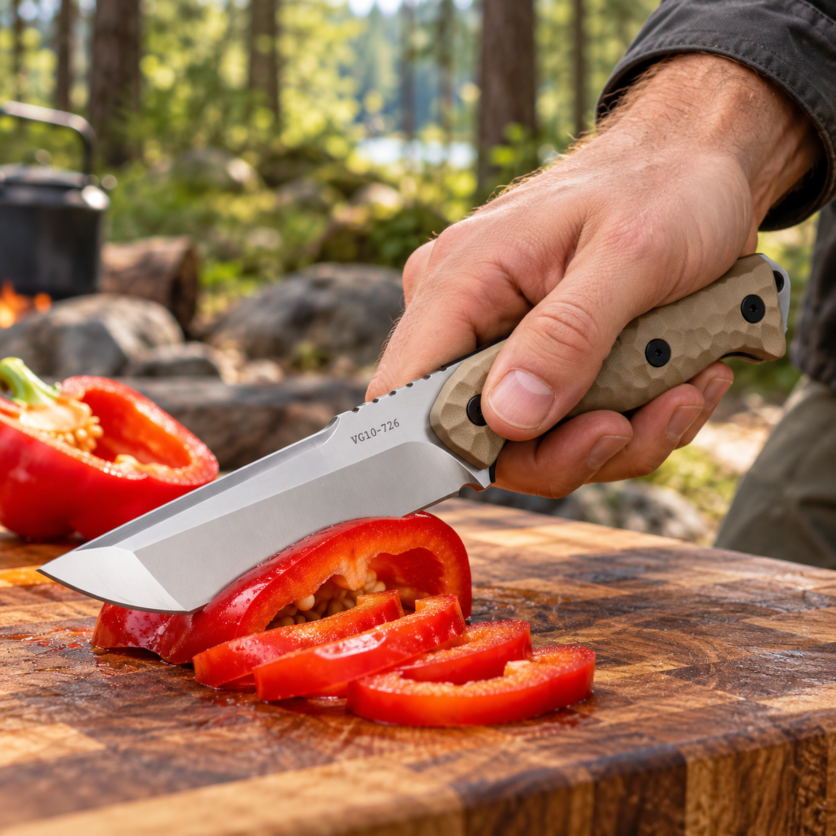 Turkniv 726 brukt til å skjære paprika på et skjærebrett utendørs