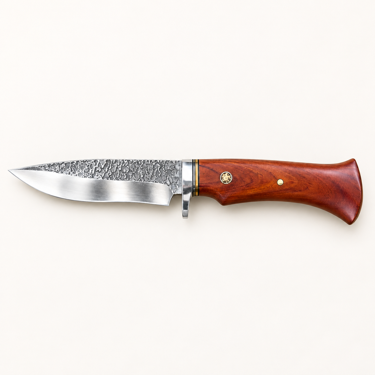 Senko Villmark – Turkniv med hamret blad og trehåndtak – hele kniven på varm, lys bakgrunn