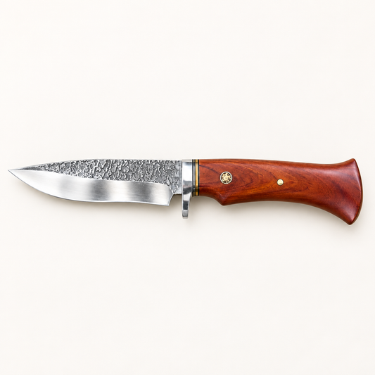 Senko Villmark – Turkniv med hamret blad og trehåndtak – hele kniven på varm, lys bakgrunn