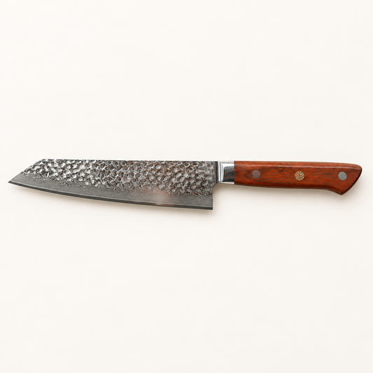 Senko Vintage Kiritsuke – hele kniven på varm, lys bakgrunn